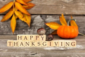 autum leaves with wooden blocks that say "happy thanksgiving"